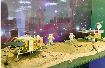 　　圖：東莞港企與中國航天結緣於2013年的嫦娥三號，雙方已合作研製多款航天模型。/大公報記者盧靜怡攝