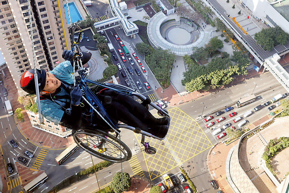 　　圖：黎志偉攀登如心廣場時與烈風搏鬥，過程驚險。路透社