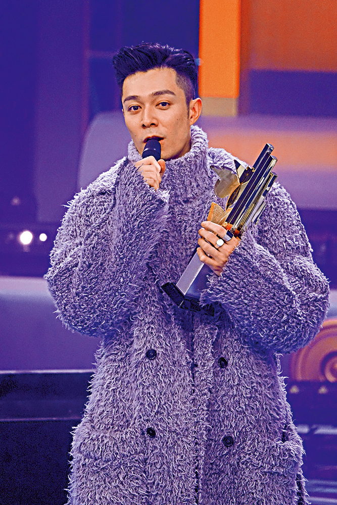 　　圖：周柏豪在近日舉行的「2020年度勁歌金曲頒獎典禮」獲「最受歡迎男歌星」等三個獎項。