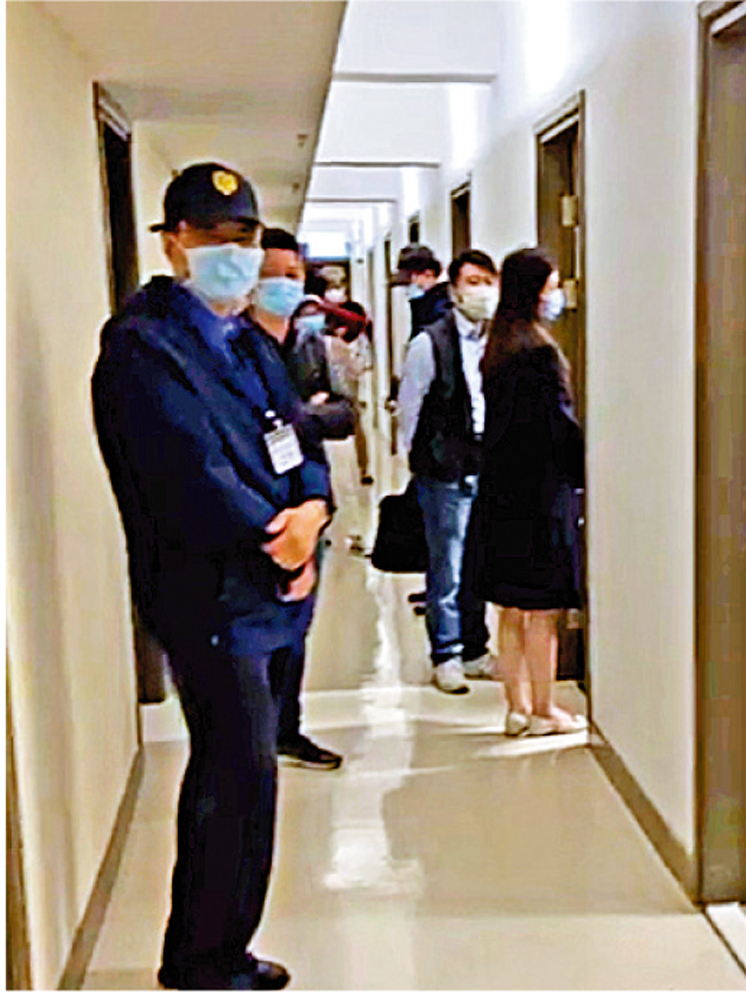 　　圖：警方昨晚再度派探員入中大搜證，分別到善衡利國偉宿舍、和聲書院宿舍及伍宜孫書院宿舍搜證。