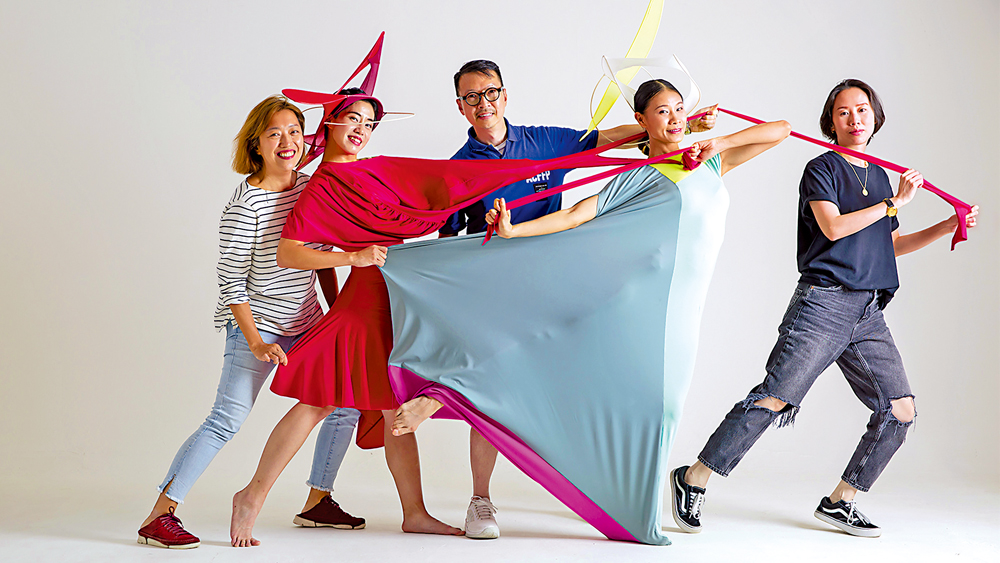 　　圖：香港設計師楊大偉（中）和同學們以新冠病毒和口罩為靈感，創作了作品《S.O.S》，希望通過作品讓大家相信時尚充滿愛與關懷。\受訪者供圖