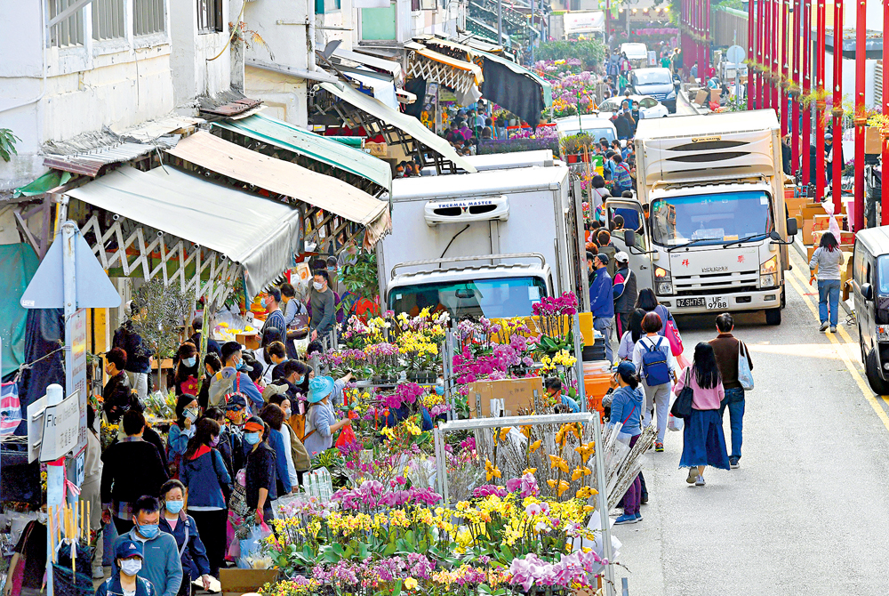 　　圖：記者現場所見，花商佔用大半條行人路及半邊馬路賣花，令道路水洩不通。