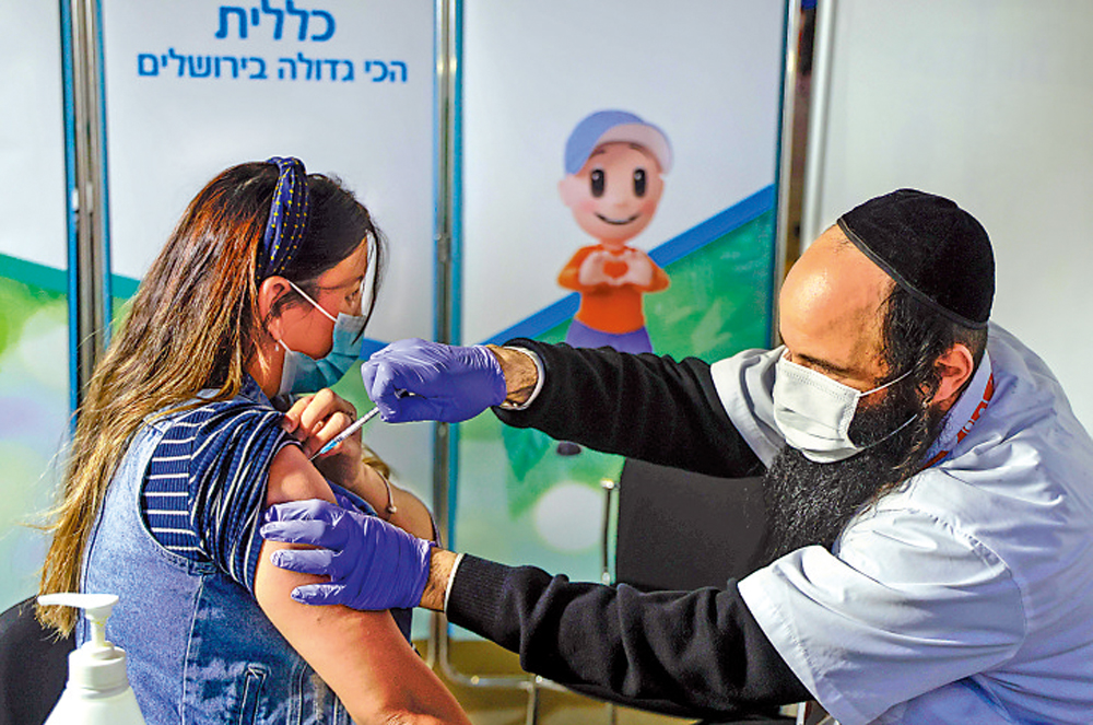 　　圖：24日，耶路撒冷居民接種輝瑞疫苗。\法新社