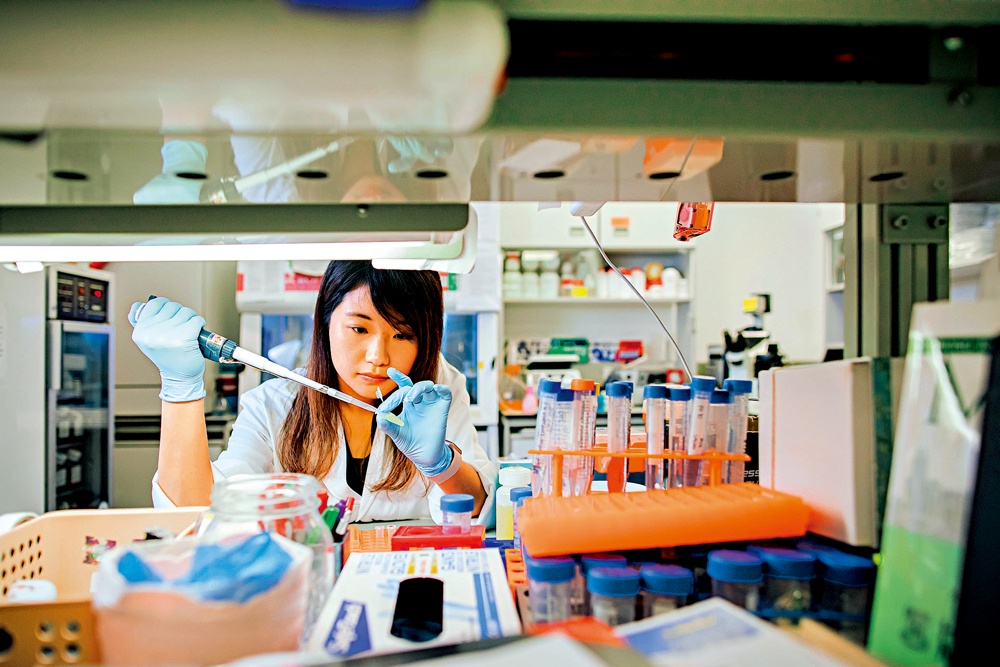 　　圖：深圳海關推動科研設備免徵關稅進入大灣區，予以香港高校在深研究機構免稅資質。圖為香港大學科研人員在「低溫電子顯微設施研究中心」做實驗。\資料圖片