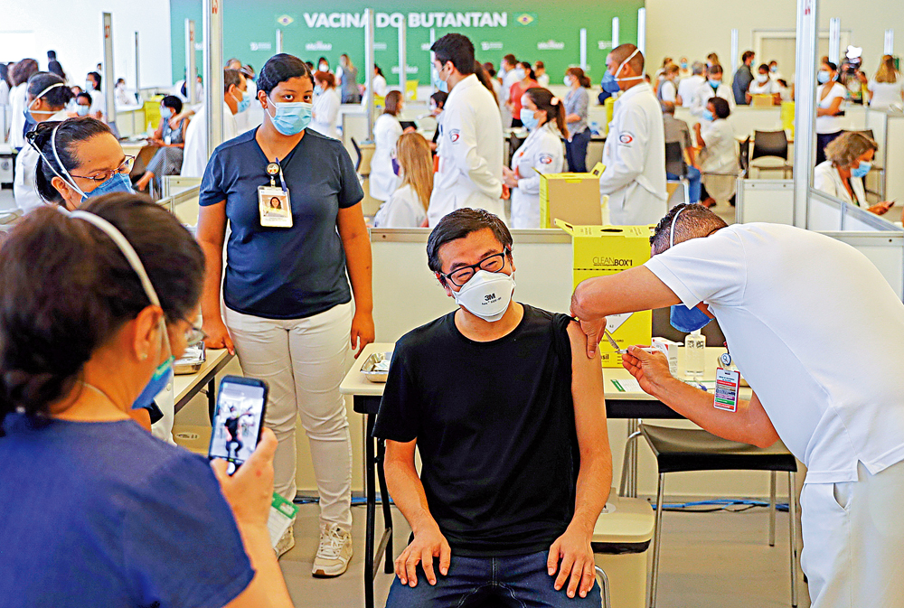 　　圖：18日，一名巴西護理人員在聖保羅接種科興新冠疫苗。\路透社