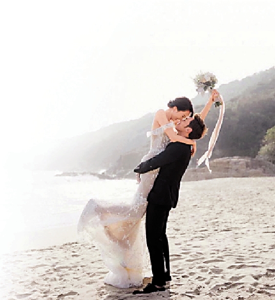 　　圖：湯怡（左）與麥秋成雙喜臨門。