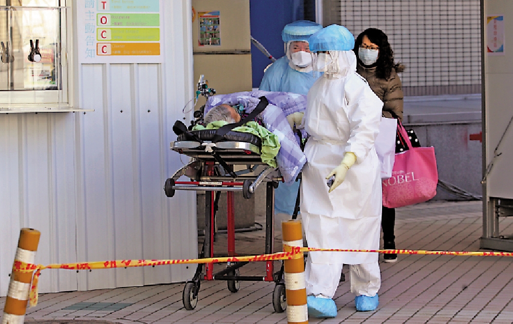 　　圖：1月30日，台灣新增10例新確診個案，其中4例本土病例，均與桃園醫院感染事件有關。圖為桃園醫院安排病患轉診。\中央社