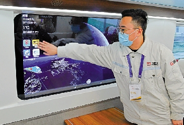　　圖：中國首列基於5G車通信全自動駕駛的列車在四川成都下線。/新華社