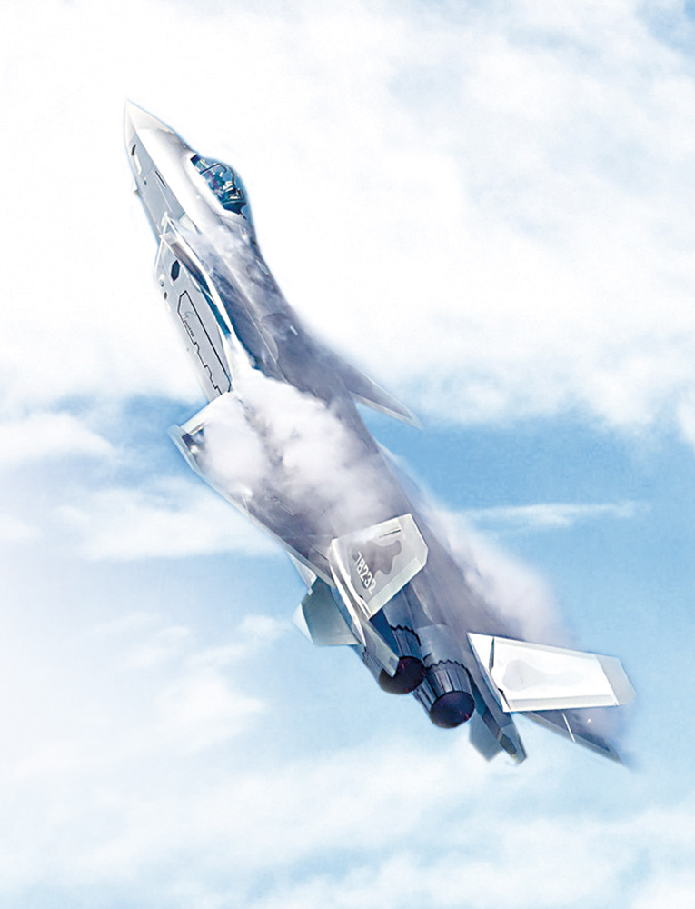 　　圖：雙座型殲-20，氣動外形與單座型保持一致，座艙蓋加長加大，前座飛行員的位置前移並下沉，後座飛行員位置要明顯略高，以保證觀察視野。圖為單座型殲-20。\網絡圖片