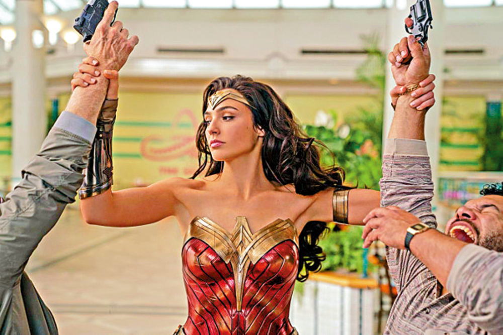 　　圖：姬嘉鐸（Gal Gadot）在《神奇女俠1984》裏再演黛安娜（神奇女俠）。