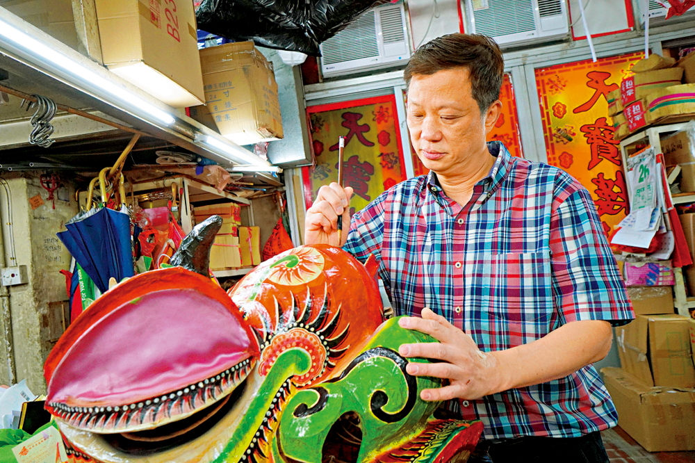 　　圖：已故一代獅王夏國璋的另一個兒子夏中建，是本港僅有的紮作獅頭師傅，他說紮獅頭每一步驟都不能馬虎。