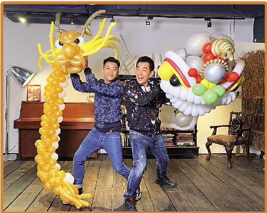 　　圖：梁漢文（左）與任賢齊舞「汽球獅」。