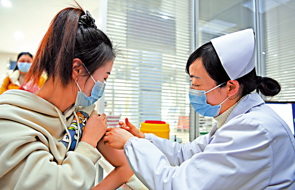 　　圖：市民接種新冠疫苗後，即使受到感染，亦可減低疫情嚴重性及死亡率。圖為內地居民近期接種新冠疫苗。