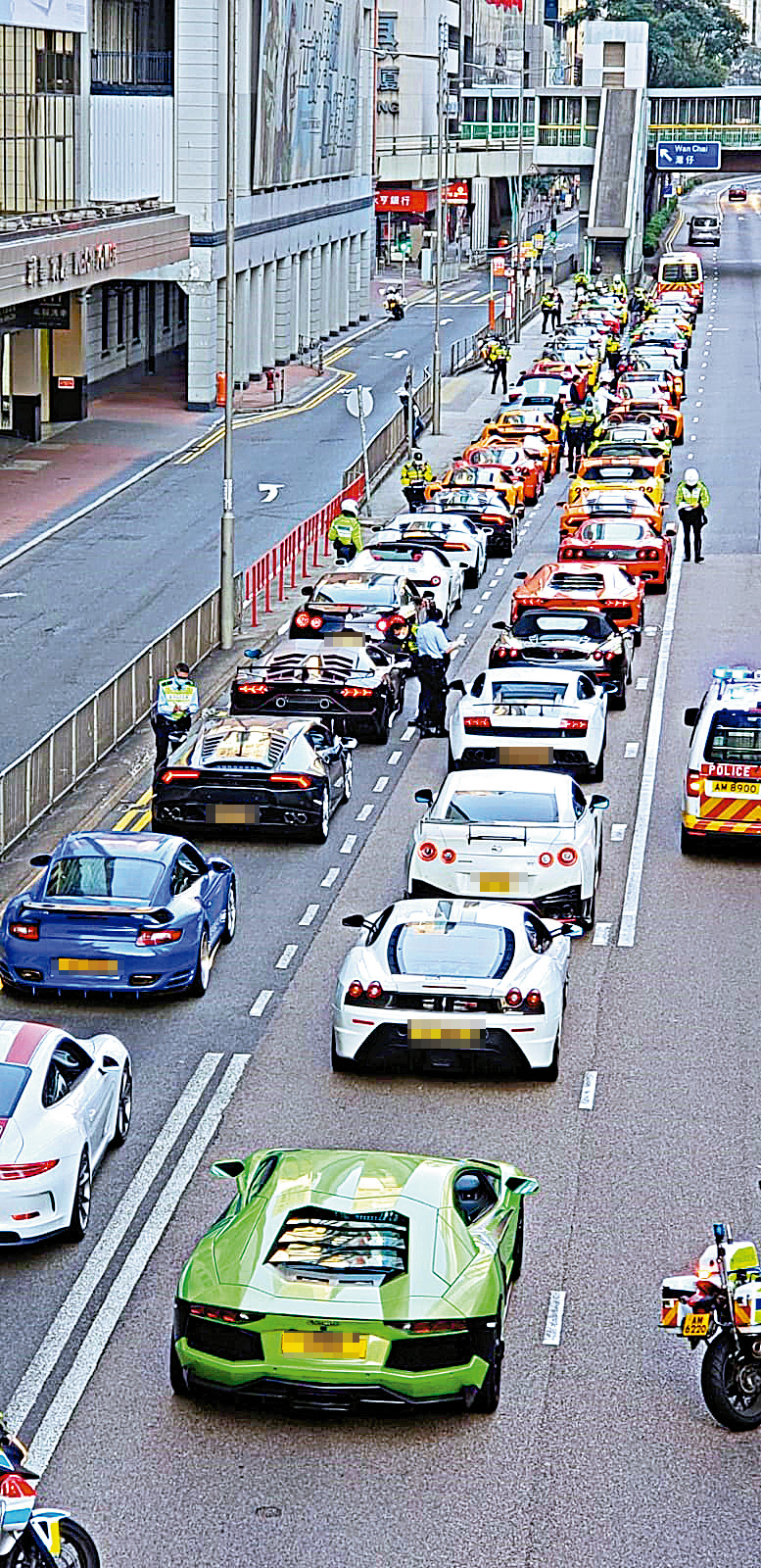 　　圖：45部超級跑車泊在灣仔告士打道，場面十分壯觀，猶如新春名車展。\網上圖片