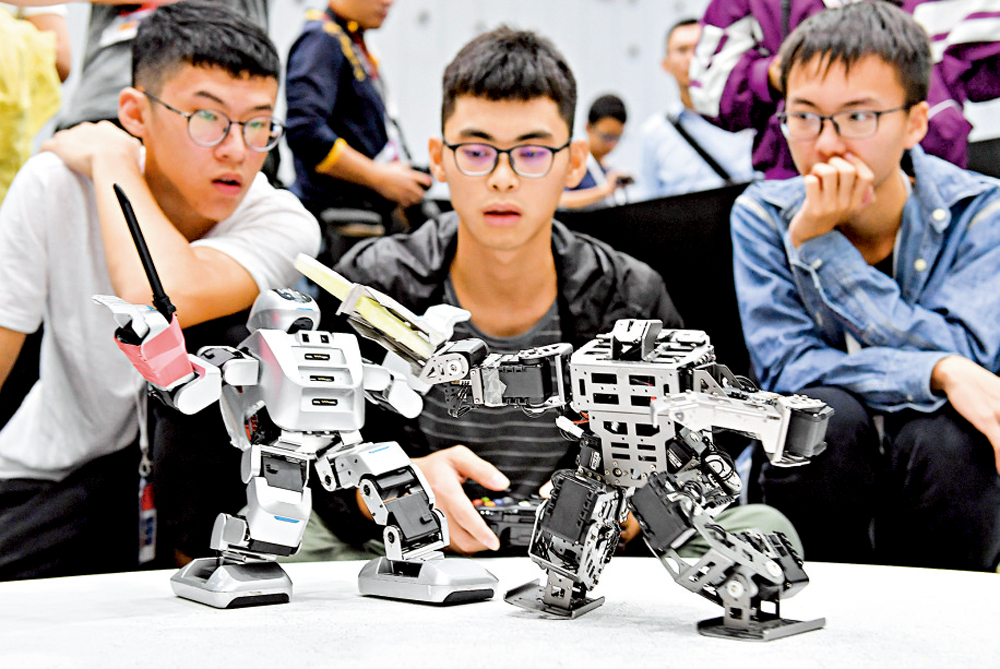 　　圖：廣東學子參加仿人機器人擊劍比賽。\資料圖片