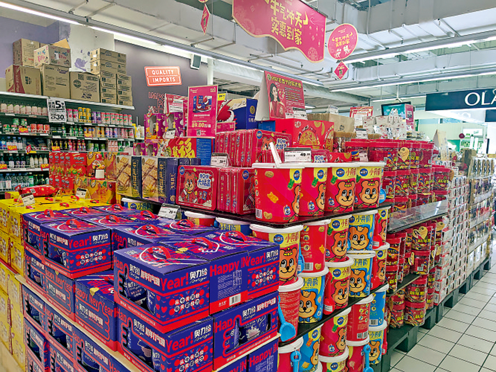 　　圖：今年春節不少集錦零食大禮包推出市場。