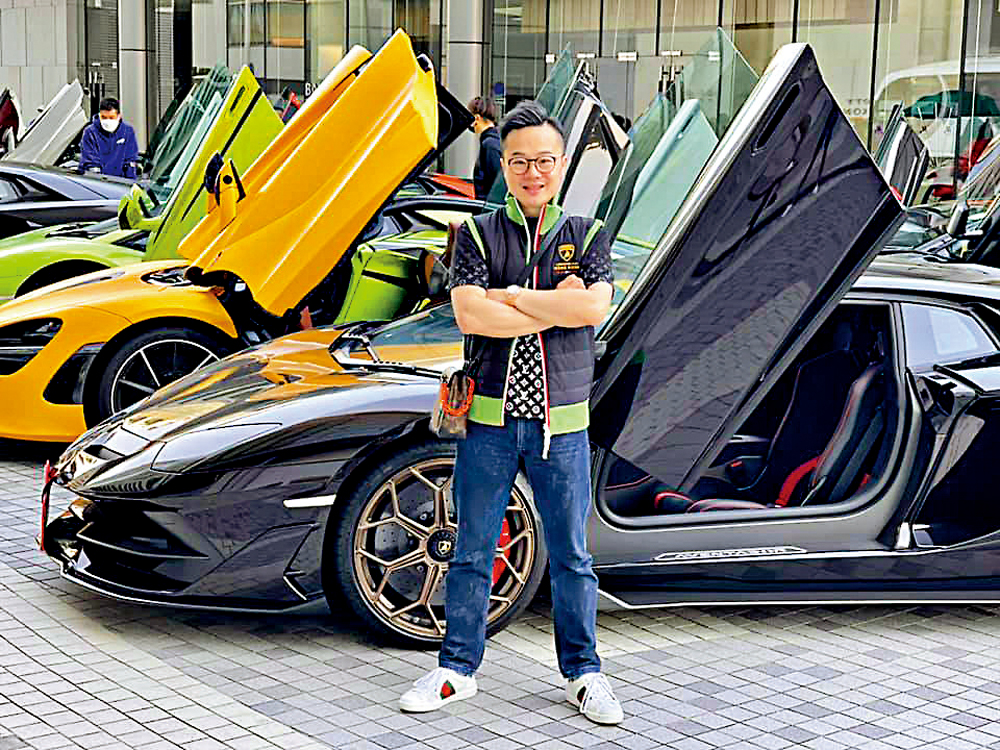 　　圖：Sunny Ko高兆霆疑為一名超跑迷，其個人Fb經常發布他與超跑的合照相片。\Sunny Ko Fb相片