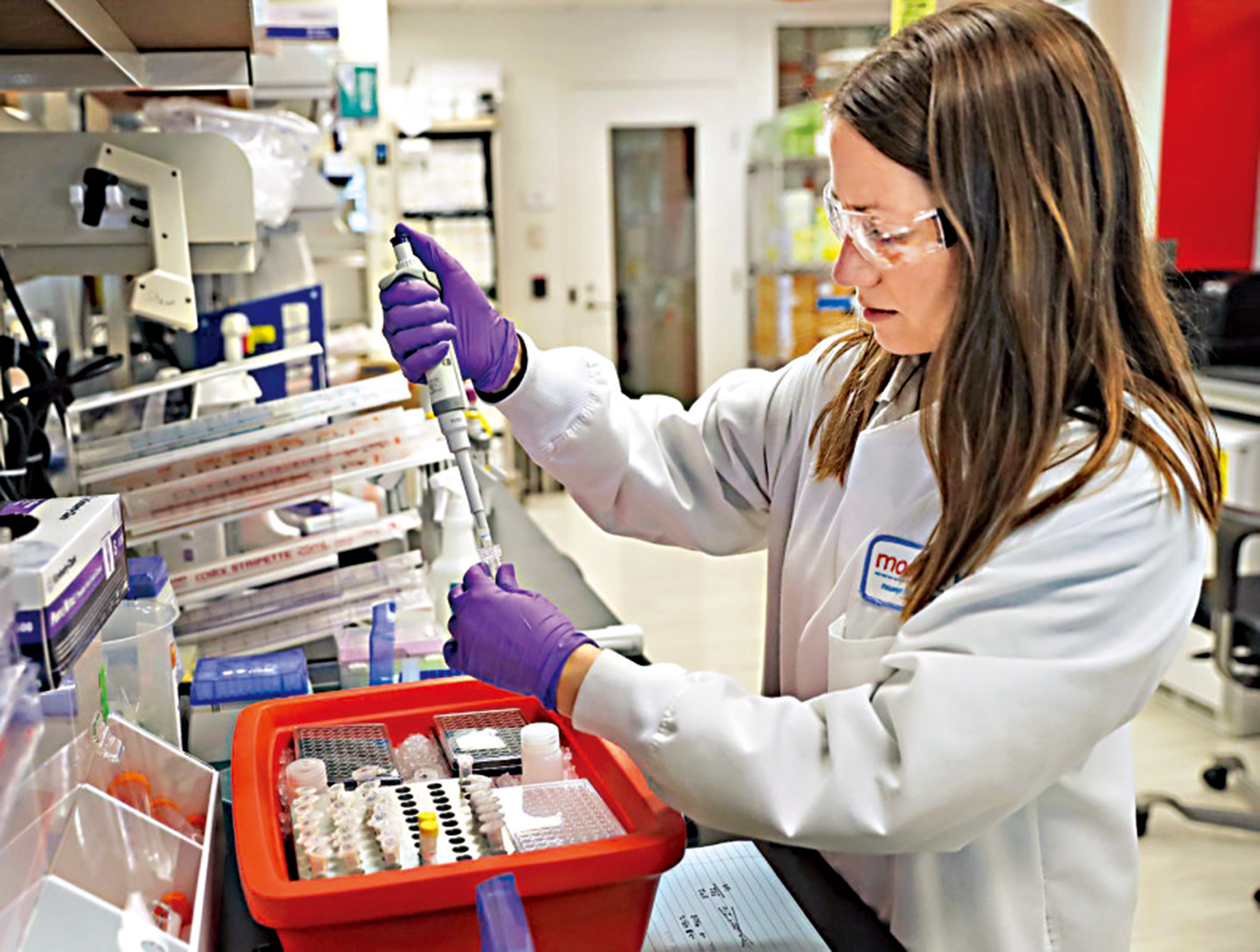 　　圖：科研人員在莫德納實驗室內工作。\資料圖片