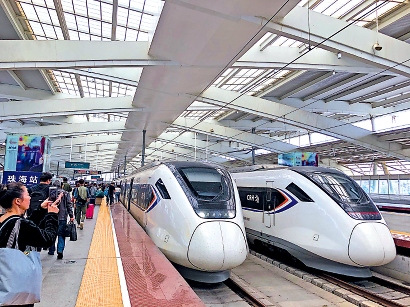 　　圖：澳門輕軌橫琴線將與珠機城際、廣珠城際銜接。圖為旅客抵達廣珠城際珠海站。\大公報記者方俊明攝