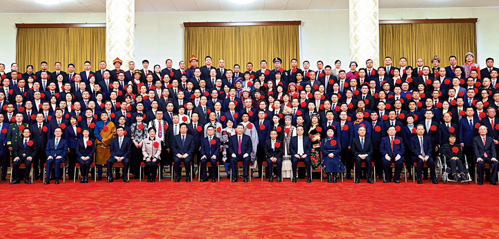 　　圖：會前，習近平等會見全國脫貧攻堅楷模榮譽稱號獲得者，全國脫貧攻堅先進個人、先進集體代表，全國脫貧攻堅楷模榮譽稱號個人獲得者和因公犧牲全國脫貧攻堅先進個人親屬代表等，並同大家合影留念。\新華社