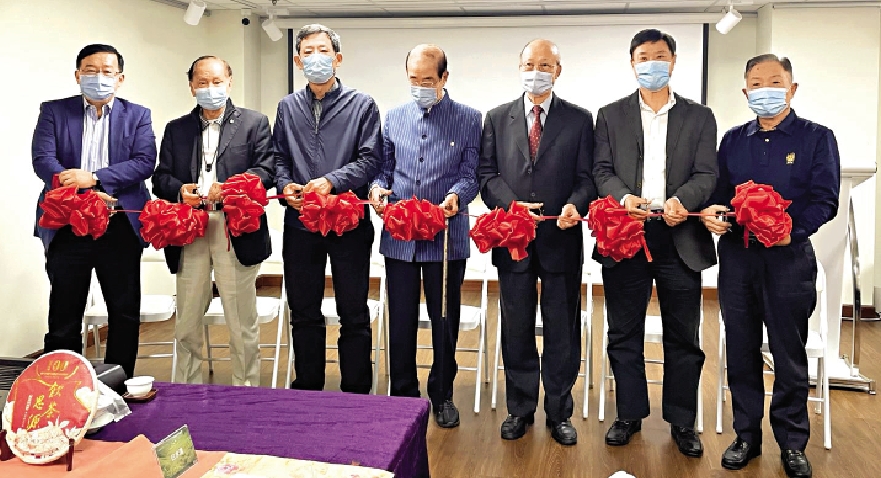 　　圖：莊哲猛（左起）、胡國祥、姜在忠、楊孫西、蘇樹輝、林克倫、白水清出席品茶會。