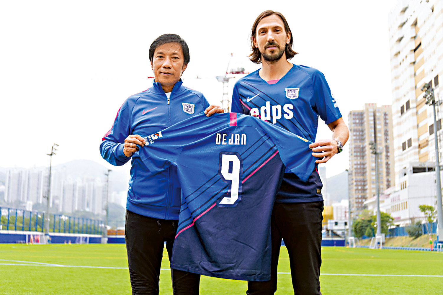 　　圖：傑志主帥朱志光（左）歡迎新援丹恩奴域加盟。