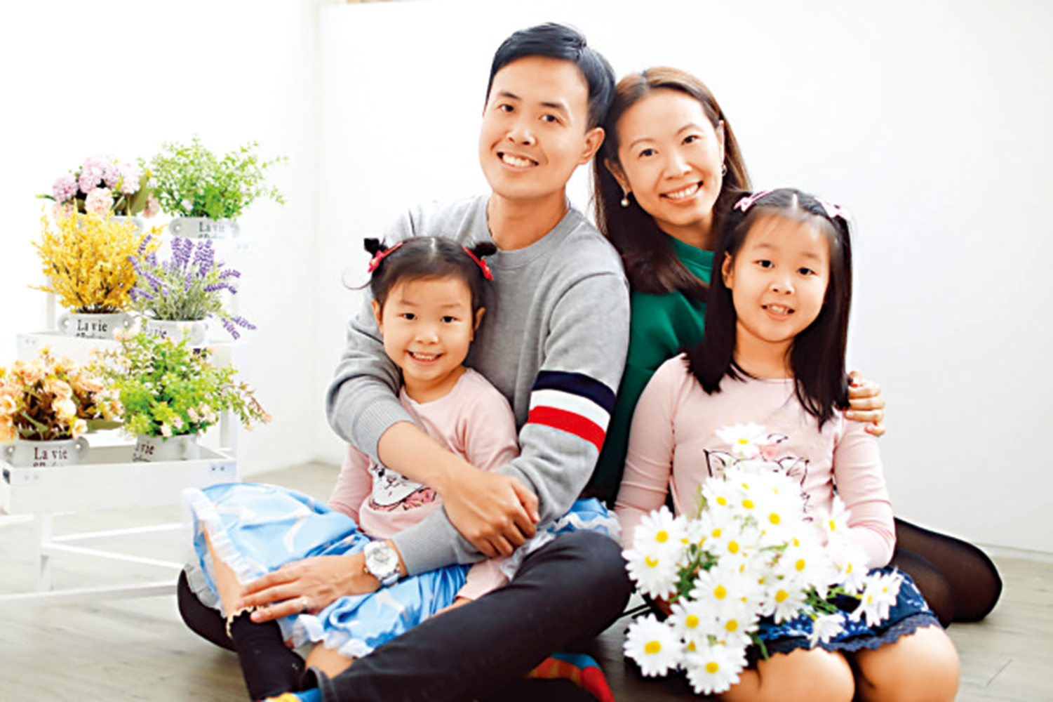 　　圖：傅家俊與家人送上新年祝福。