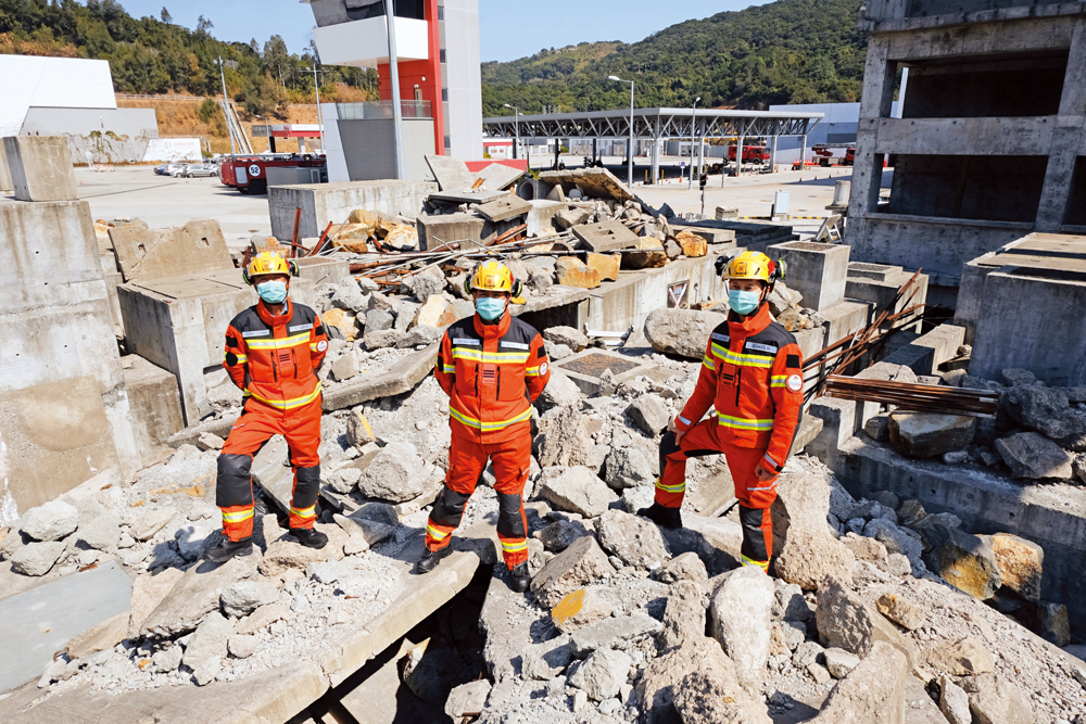 　　圖：坍塌搜救專隊隸屬消防處特種救援隊，專責「捐窿捐罅」進入漆黑深坑、狹隘路軌隧道，以及瓦礫碎石堆中搜救生命。