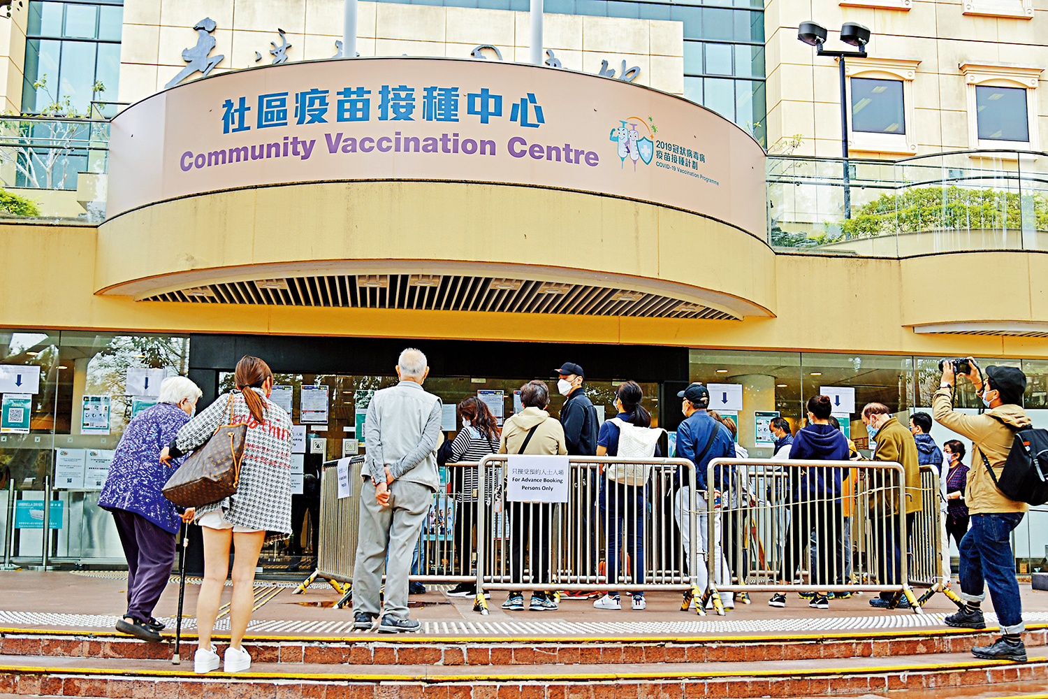 　　圖：港人接種新冠疫苗後出現異常事件的比例，較其他地方為低。