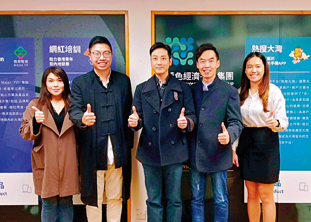 　　圖：潘君宇（中）和高松傑（右二）、莎莎（左一）等網紅。\受訪者供圖