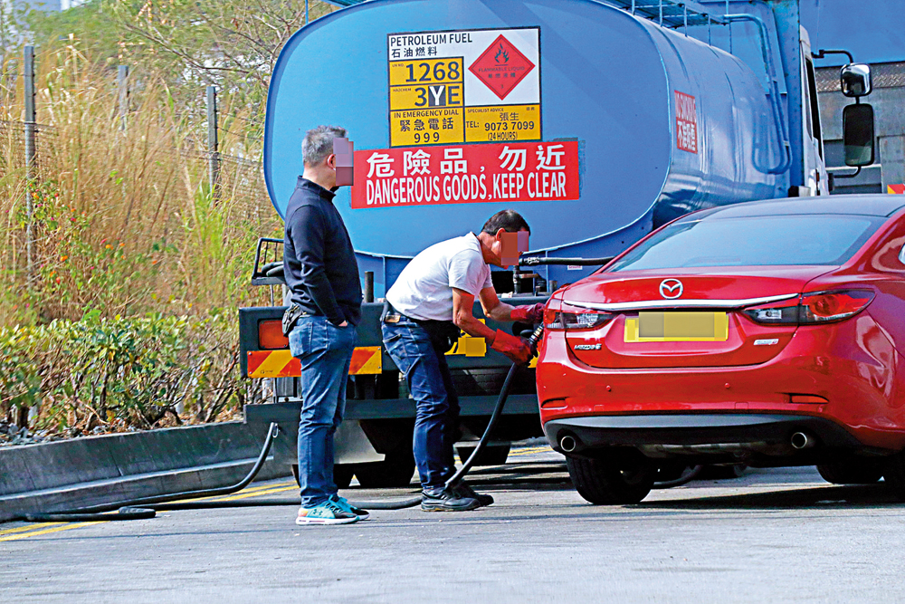 　　圖：青衣非法流動油站「職員」直接從油缸車為私家車入「鬼油」。\資料圖片