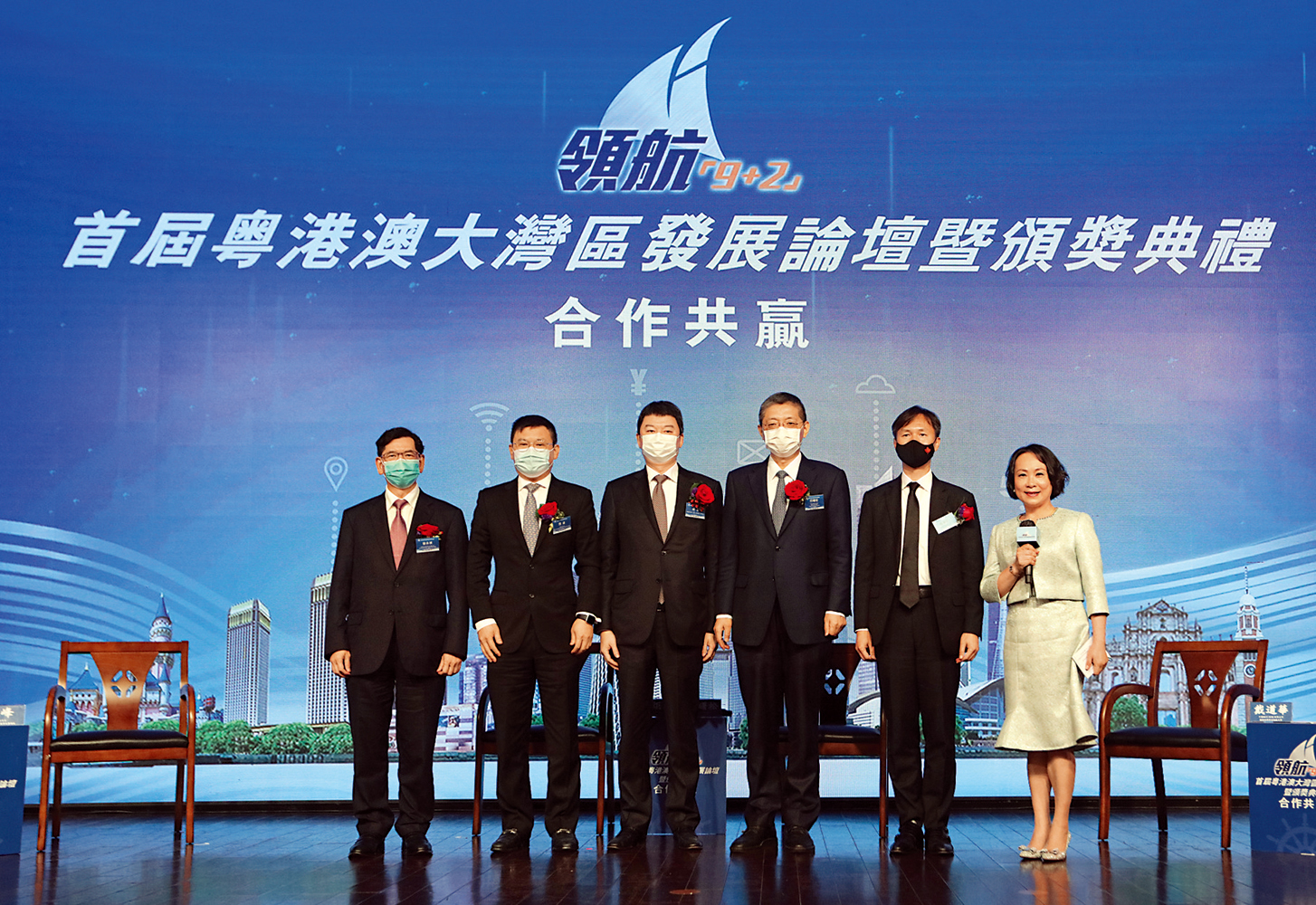 　　圖：左起：全國政協經濟委員會副主任、友邦保險區域執行總監及榮譽顧問容永祺；全國政協委員、國泰君安國際董事長兼總裁閻峰；建行亞洲副行長林炬；港交所董事總經理、首席中國經濟學家巴曙松；中銀香港國際經濟與金融處主管戴道華及論壇主持人曾靜漪合照。