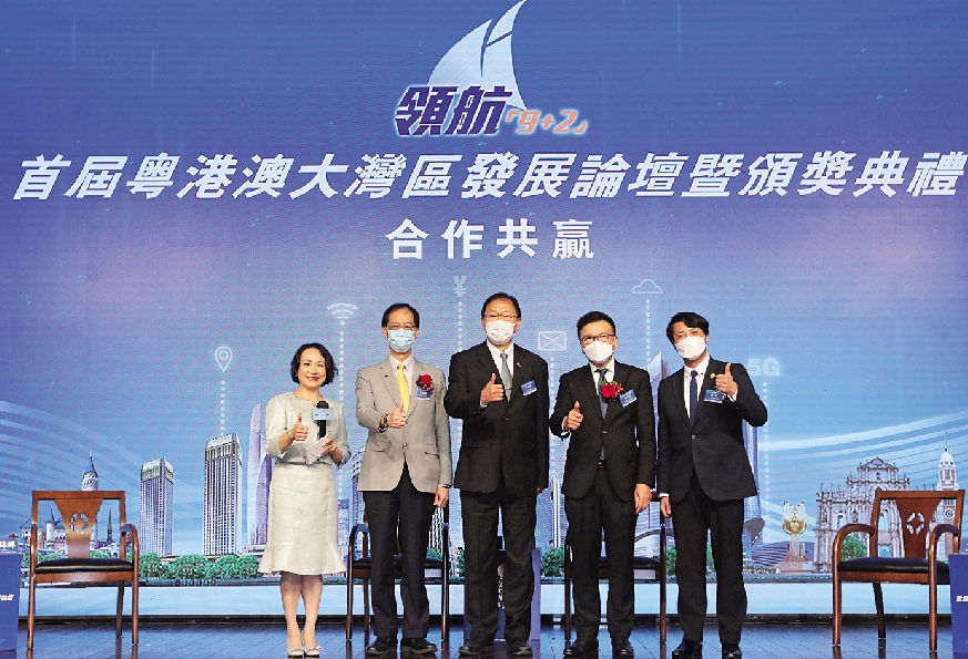 　　圖：左二起：全國政協委員、尚乘基金會總裁、香港理工大學前校長唐偉章；全國政協委員、香港中文大學工程學院副院長（外務）黃錦輝；香港科技大學工商管理學院兼任教授及院長資深顧問陳家強；香港卡薈有限公司行政總裁安楠出席昨日論壇並合照，左一為主持人曾靜漪。