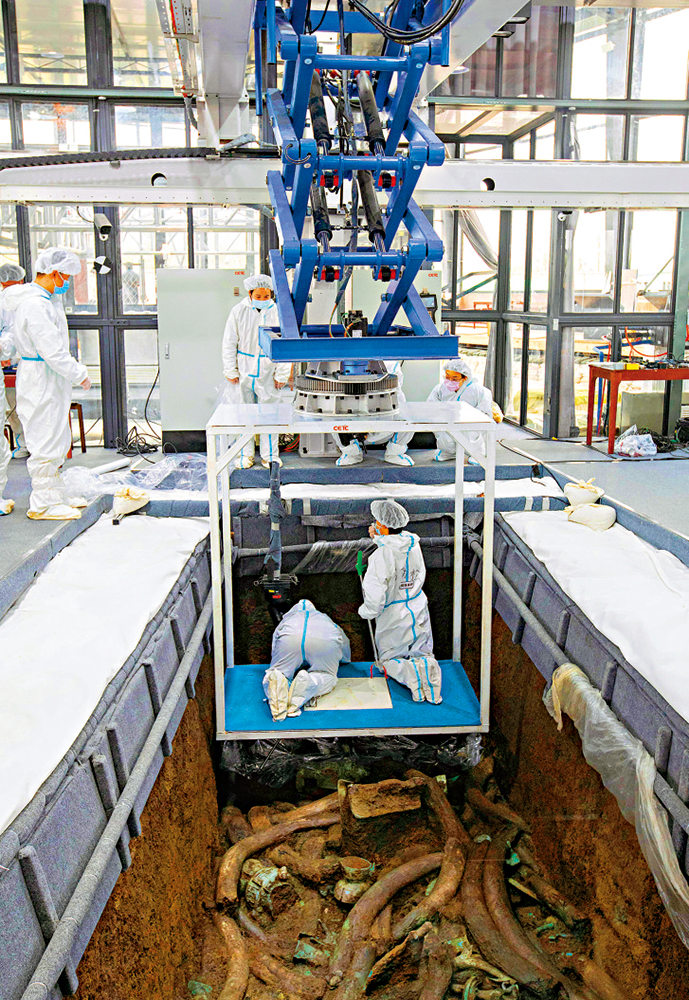 　　圖：3月20日，在三星堆遺址考古發掘現場，考古人員在3號「祭祀坑」內工作。\新華社