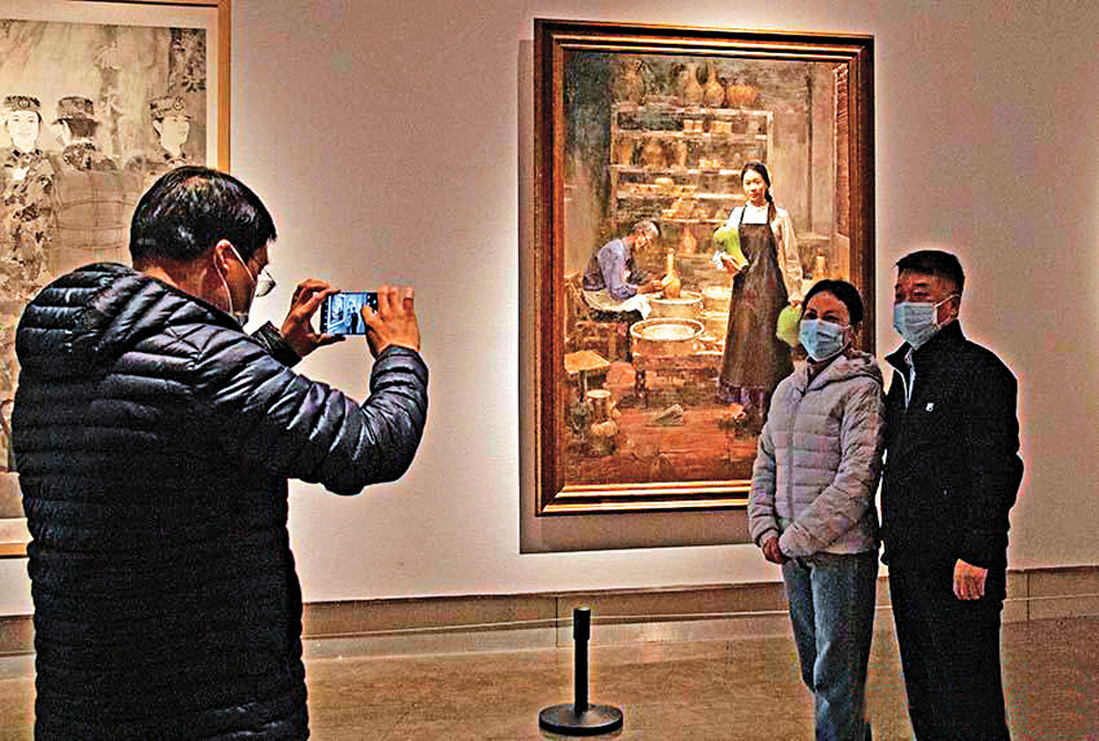 　　圖：觀眾在展品前拍照留念。\網絡圖片