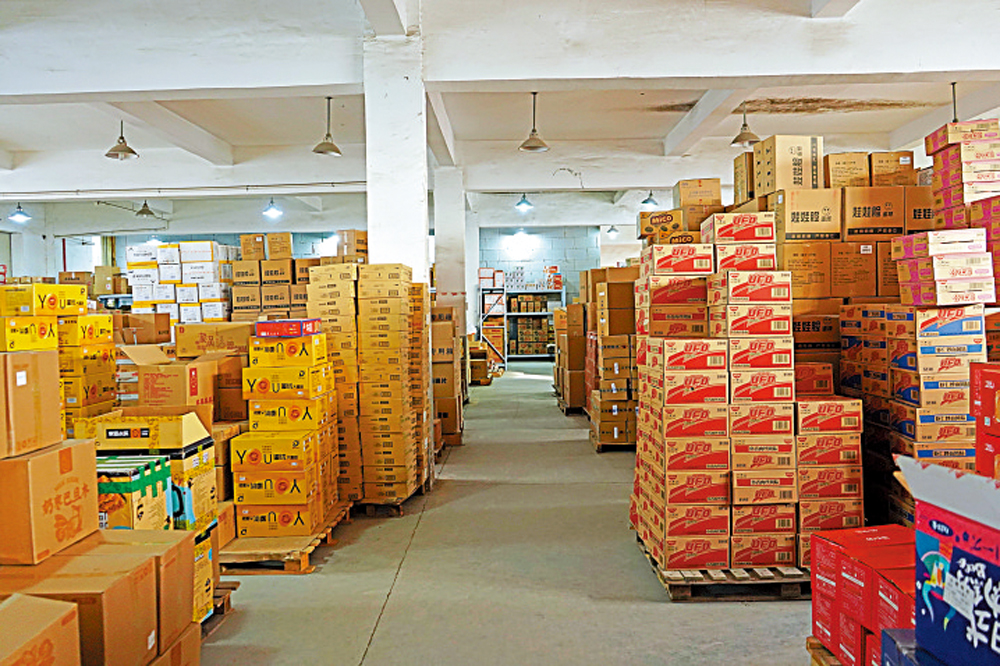 　　圖：「臨期捕手」的倉庫裏堆滿了一箱箱的品牌臨期食品。\受訪者供圖