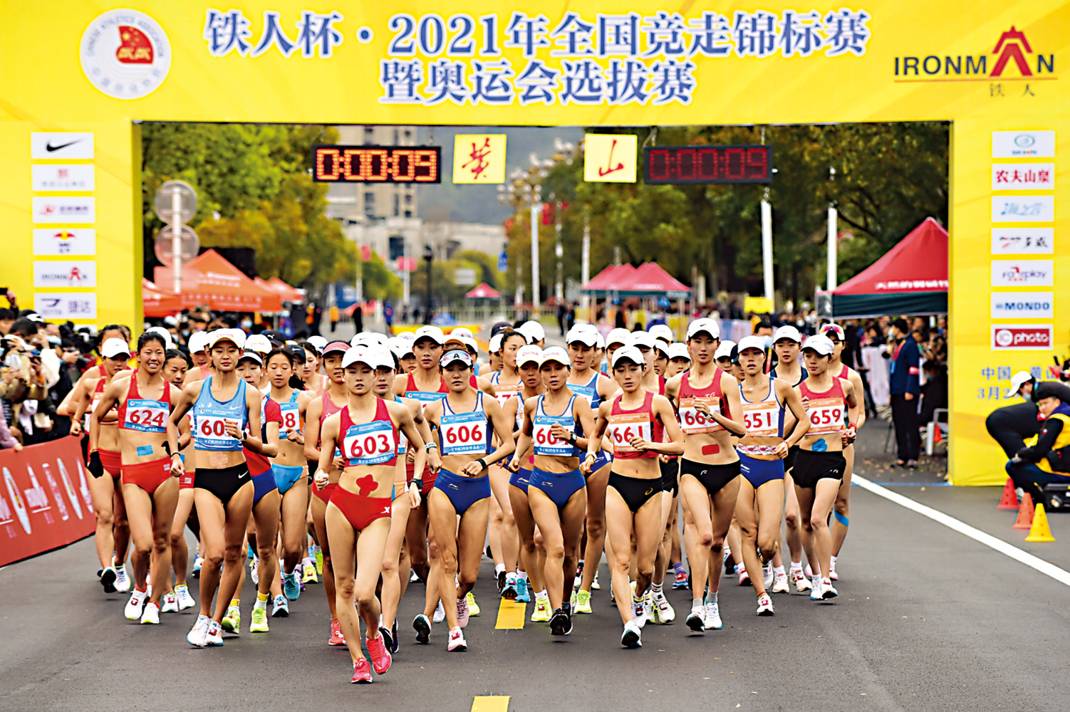 　　圖：楊家玉（前）勇破世績摘冠。\新華社