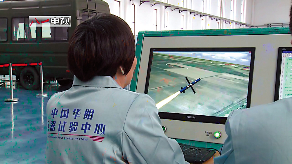 　　圖：陸軍華陰兵器試驗中心開發了三維同步可視化仿真試驗技術，有效降低兵器試驗的資源消耗，提升試驗效率。\視頻截圖