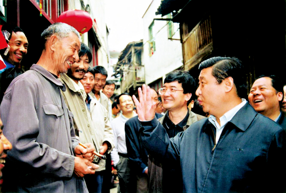 　　圖：1991年12月，時任福州市委書記習近平與同事討論福州市戰略規劃設想。\新華網