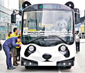 　　圖：無人駕駛「熊貓公交」可以往返坪山高鐵站和坪山生物醫藥加速器之間。/網絡圖片