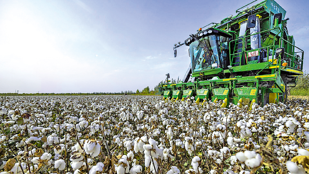 　　圖：採棉機在新疆棉田裏採收棉花。\資料圖片