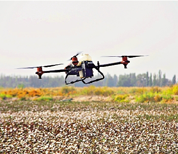 　　圖：在新疆產棉大縣尉犁縣，一台農業植保無人機在為棉田噴施脫葉劑。\新華社