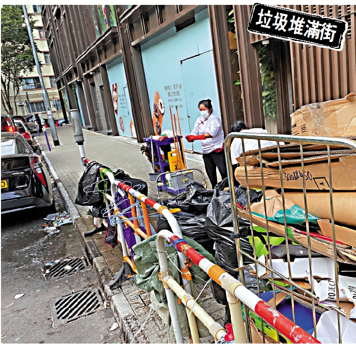　　圖：記者直擊有疑似清潔工在馬路邊分類可回收廢物。