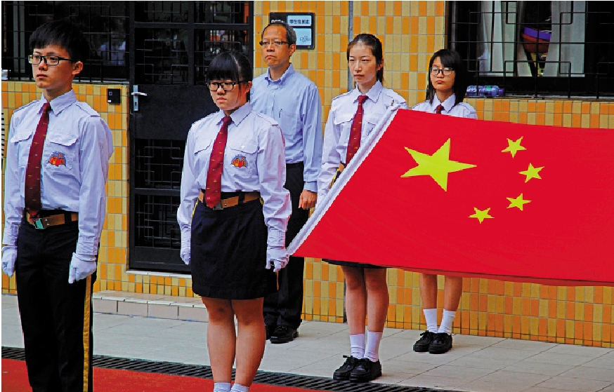　　圖：香島中學舉辦升旗禮，培養學生的身份認同。