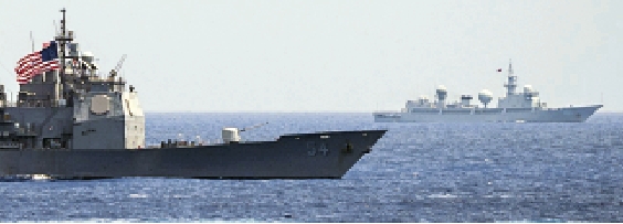 　　圖：二○一八年六月，一艘815A型電子偵察船（遠方）對參加「馬拉巴爾」聯合軍演美艦進行了監測跟蹤。