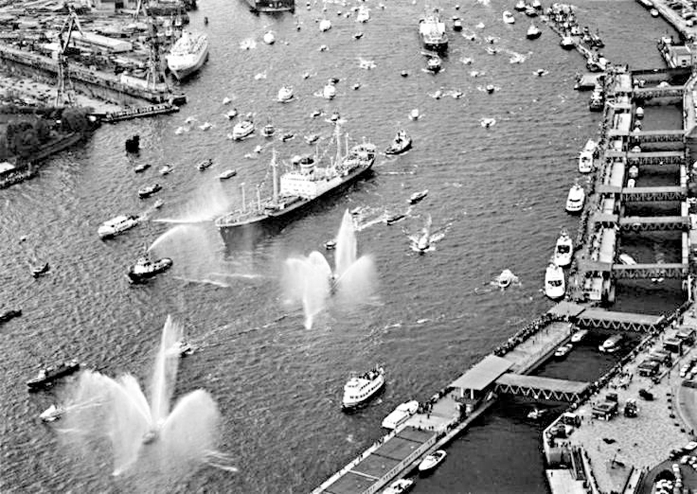 　　圖：西德政府一九七五年為返航船隻舉行接風儀式。\資料圖片