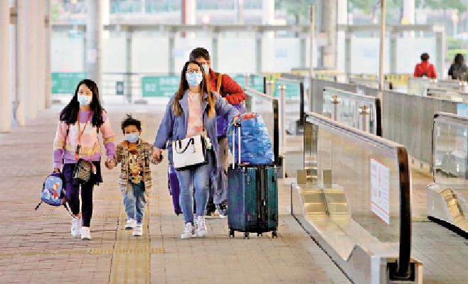 　　圖：今起從內地、澳門及台灣返港人士，抵港後兩天及第12天，要接受深喉唾液樣本檢測。/資料圖片