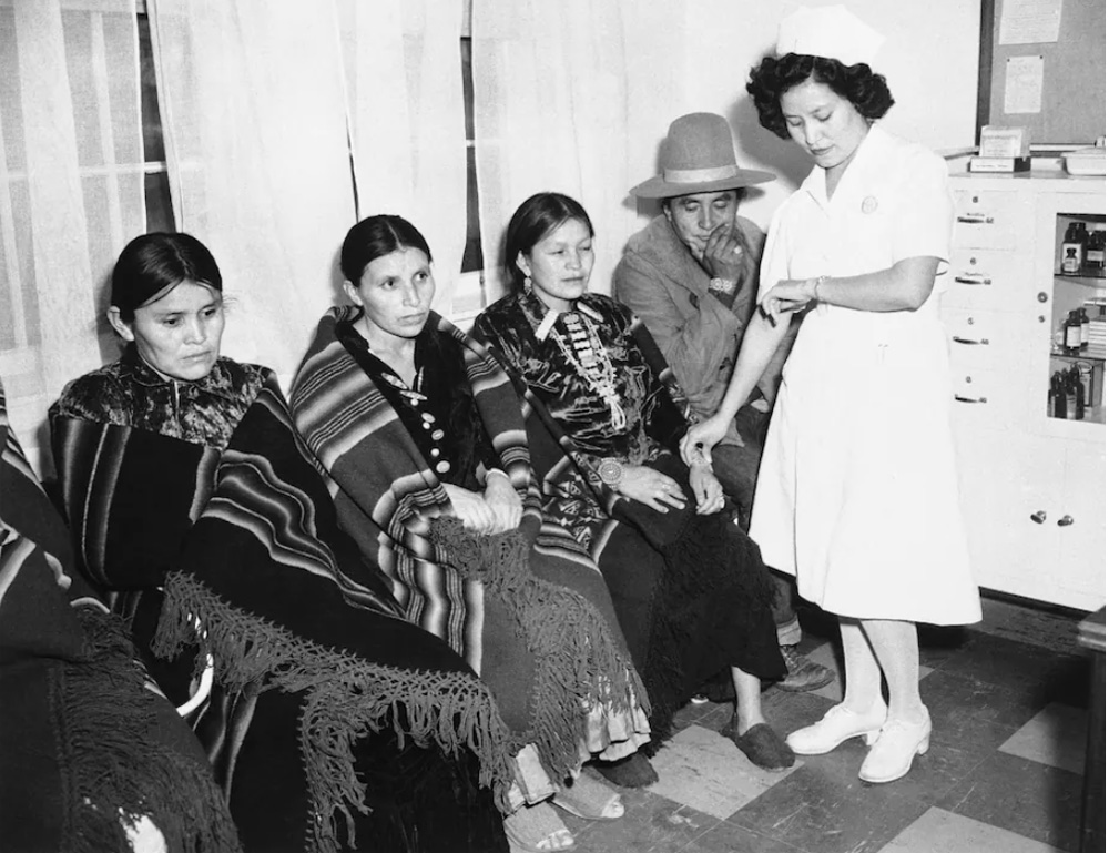 　　圖：1949年，一名美國護士在印第安保留地為病人把脈。\資料圖片