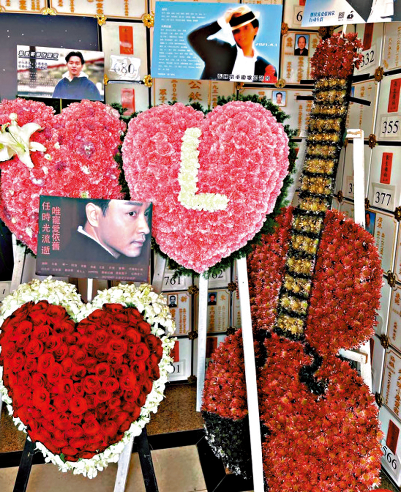 　　圖：張國榮粉絲送上心形鮮花。