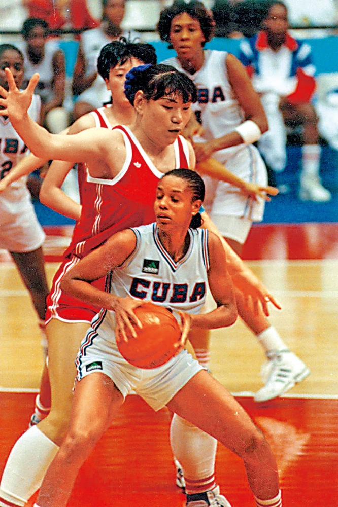 　　圖：中國籃球名宿鄭海霞（前左）。\資料圖片